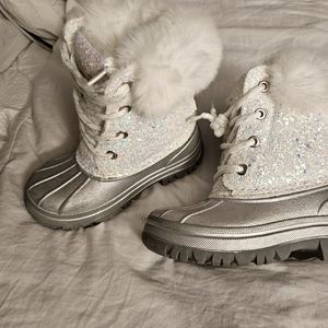 Snow boots toddler size 9